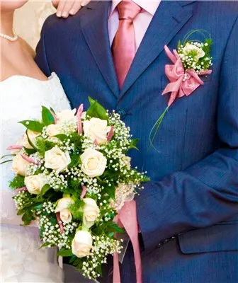 Бутониерата младоженец - булката и младоженеца - сватбени идеи - светъл сватба