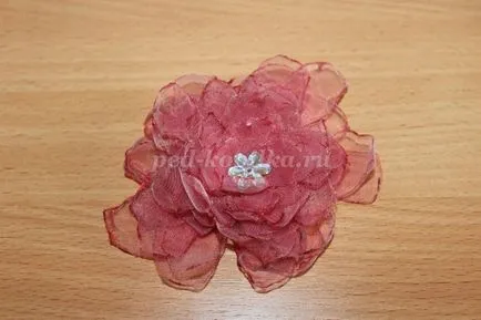 organza de flori cu mâinile lor - broșă