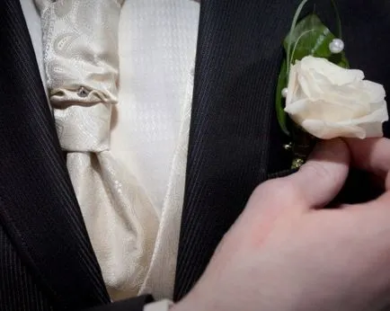 Boutonniere a vőlegény - menyasszony és a vőlegény - esküvő ötletek - fényes esküvő