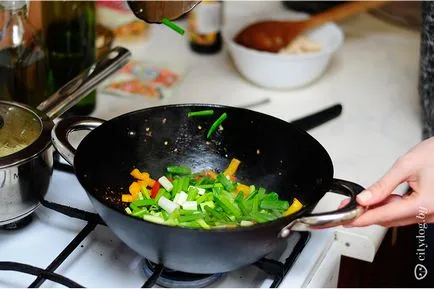 Mai ieftin să o faci singur prepararea tăiței cu carne de pui și legume într-un wok, o revista despre Minsk