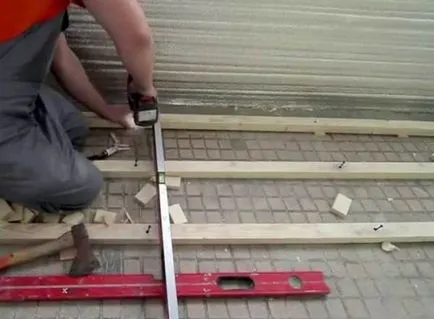 Cum de a pune o podea pe balconul unei instrucțiuni video de instalare, cu mâinile lor, în special turnare,