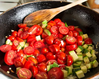 Főzni tészta cukkinivel és koktélparadicsommal - bizonyított lépésről lépésre recept fotók ízletes