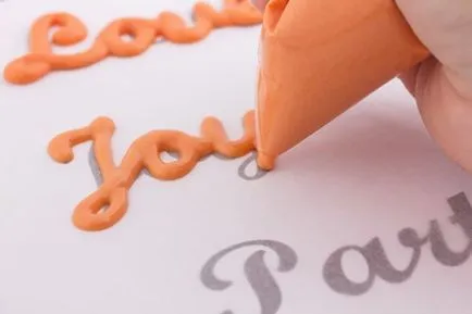 Hogyan lehet a csokoládé betűkkel a tortán