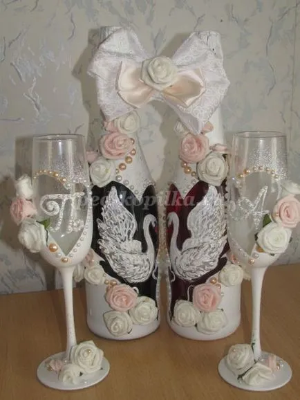 Hogyan lehet díszíteni egy üveg pezsgőt az esküvőre saját kezűleg