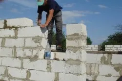 Зидани стени на пяна блокове с ръцете си