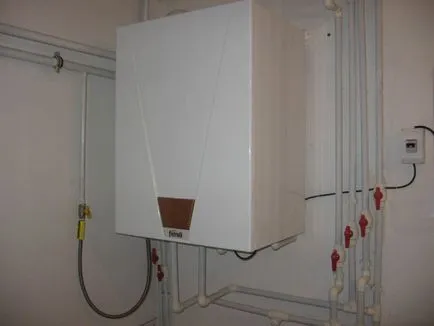 camera centralei termice, în subsolul unei case private, instrucțiuni video de instalare, cu mâinile lor, dacă este posibil