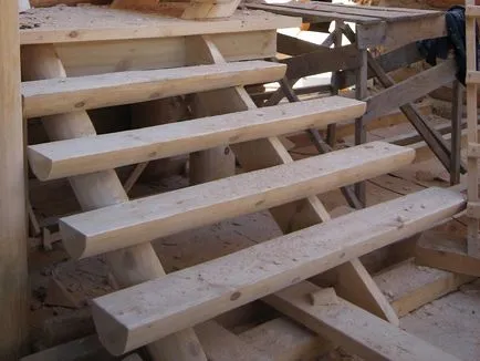 Lépcsők gerendákból készült képet a házban, mint a video a kezüket, hogy hogyan lehet apróra vágott, gerendákból készült