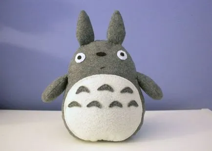 Totoro плюшена играчка с ръцете си