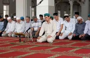 Különösen fontos a közös ima (namaz Jamaat)