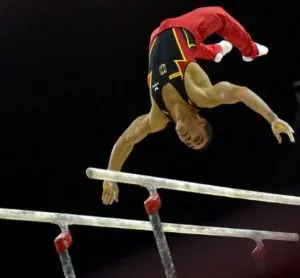 exerciții de gimnastică la paralele