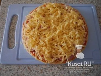 Pizza cu cârnați, roșii și ceapă - reteta de pizza delicioasa cu o fotografie