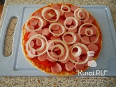 Pizza cu cârnați, roșii și ceapă - reteta de pizza delicioasa cu o fotografie