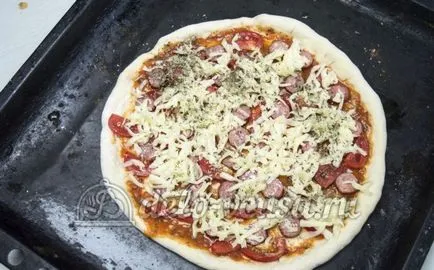 Pizza kolbásszal és paradicsommal recept képpel - léptető házi pizza kolbásszal