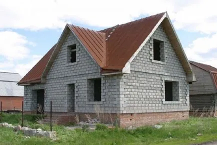 Házak tervei habosított blokkokat tetőtérben