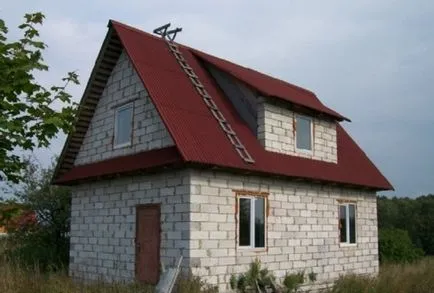 Házak tervei habosított blokkokat tetőtérben