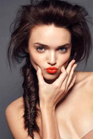 Разнообразен оплетка на средна коса позволява на жената да изглежда различно всеки ден и
