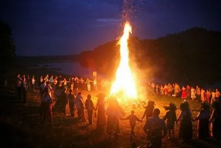 Rituálék Ivan Kupala gyógynövényekkel és a víz kölcsönös szeretet és a jólét