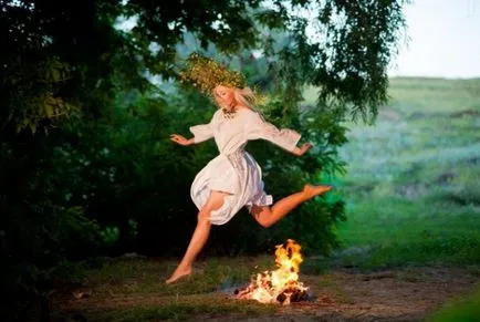 Ritualuri de Ivan Kupala cu ierburi și apă pe iubire reciprocă și prosperitate