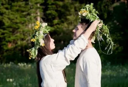 Rituálék Ivan Kupala gyógynövényekkel és a víz kölcsönös szeretet és a jólét