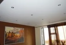 Гланцова боя за латекс на тавана и бял акрил, снимка живопис