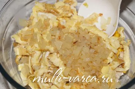 Салата с пиле, яйца и царевица палачинки рецепта със снимка
