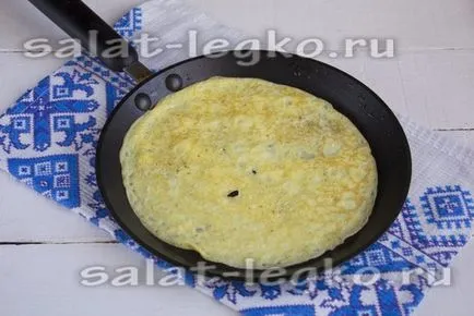 Салата с яйца и пилешко палачинки рецепта със снимка