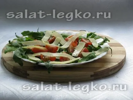 Salata cu rucola, roșii cherry și parmezan