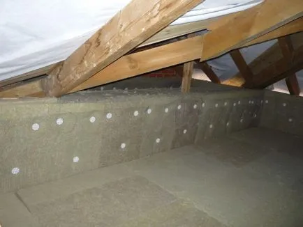 Hőszigetelése tetőtér fából készült gerendák képek és videó