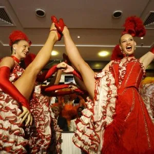 Fél a stílus a Moulin Rouge, meghívók, jelmezek, versenyek, forgatókönyv, menüt, fotók