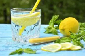 Вода с лимон за рецепти за отслабване, както и опции за диета