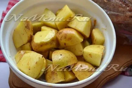Печена патица с ябълки и картофи в рецептата на фурна със снимка