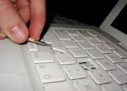Hogyan kell rögzíteni a billentyűzet egy laptop