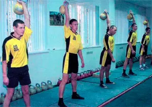 Clase cu greutăți pentru a construi musculare cum ar fi formarea Kettlebell cu greutati, culturism de fitness