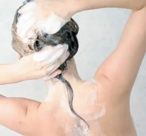 Как правилно да миете косата си с шампоан, сапун и домашни средства