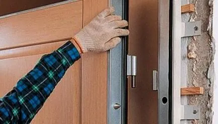 Как да се изолират дървена или метална входна врата със собствените си ръце, и технология на материалите