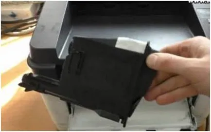 Как да премахнете и инсталиране на тонер касетата обратно в KYOCERA FS 1040