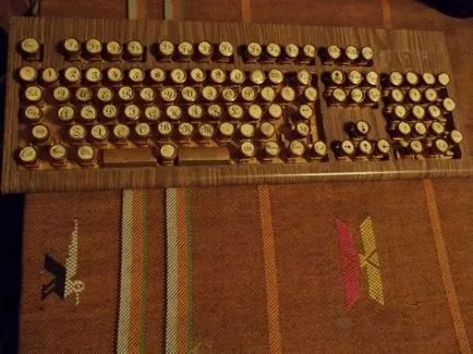 Tastatură «steampunk» stil