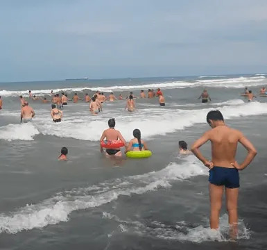 Înota în mare, cu o rană deschisă