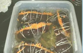 Маринован патладжан, пълнени със зеленчуци, моркови и чесън