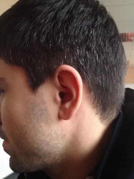 Fülhallgató fül fotó a fülhallgatót a fülébe néz