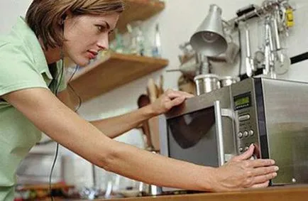 Este posibil să se încălzească alimente pentru copii într-un cuptor cu microunde
