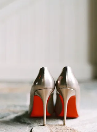 On labutenah „menyasszonyi cipő a legendás vörös talp