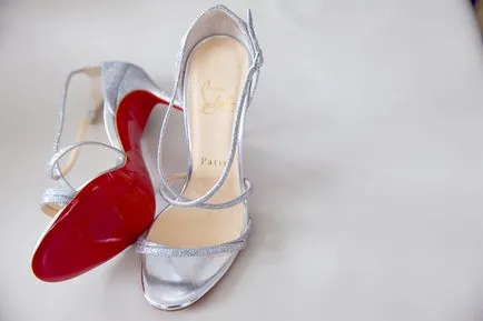 On labutenah „menyasszonyi cipő a legendás vörös talp