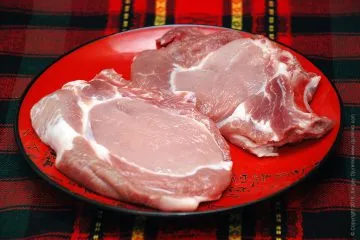 Cotlete în pesmet - un simplu fel de mâncare de carne de porc friptură