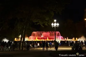 Cântând Fântâna de Montjuic din Barcelona