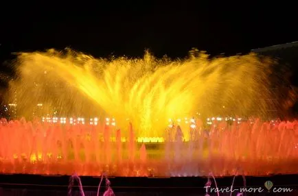 Cântând Fântâna de Montjuic din Barcelona