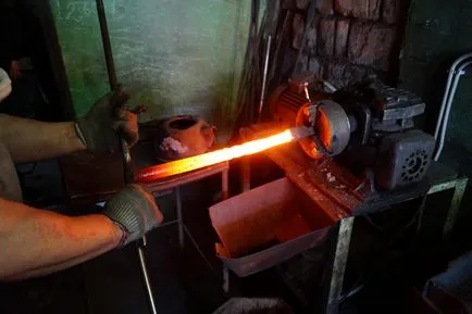 A gyártás folyamata a lapátok damaszkuszi acél