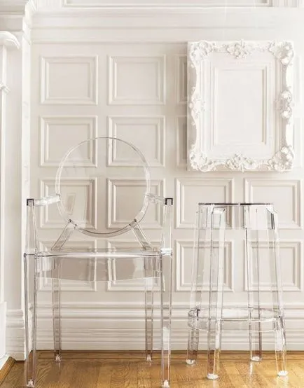 Прозрачни пластмасови столове в интериора на кухнята
