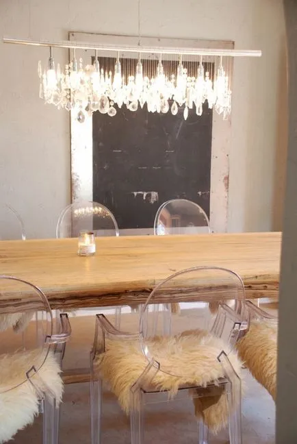 Прозрачни пластмасови столове в интериора на кухнята