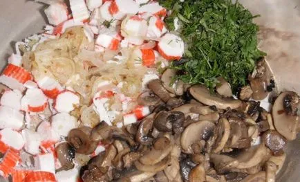 Saláta tarisznyarák rúd és gombák - egy különleges ízét a kedvenc étele